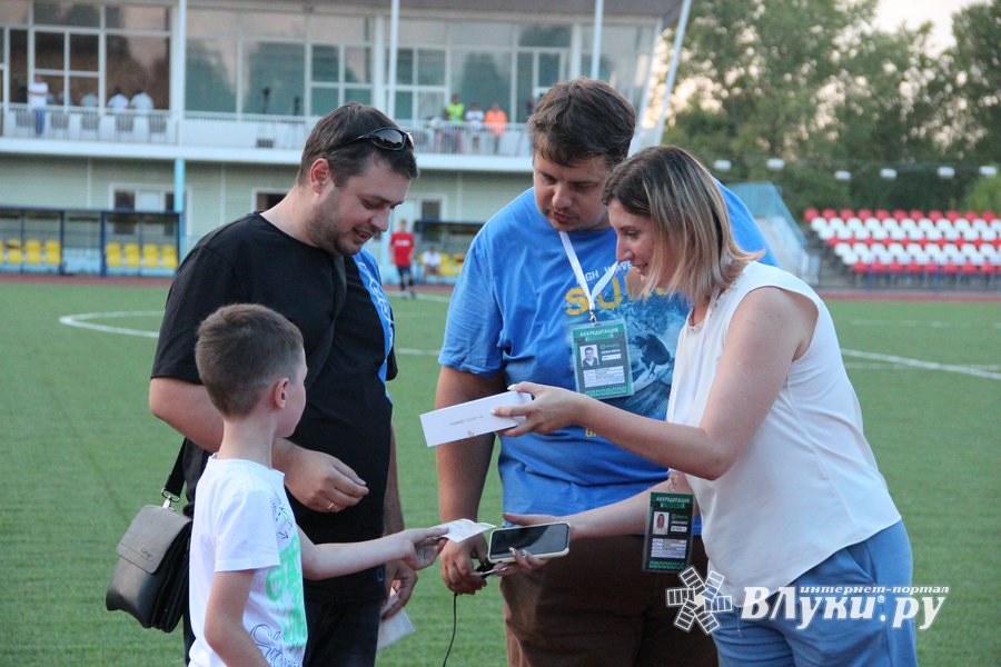 Час новостей 12 канал. Новости в 12 на первом. Вести первый канал. Новости в 12 на первом. Линейка в школе.