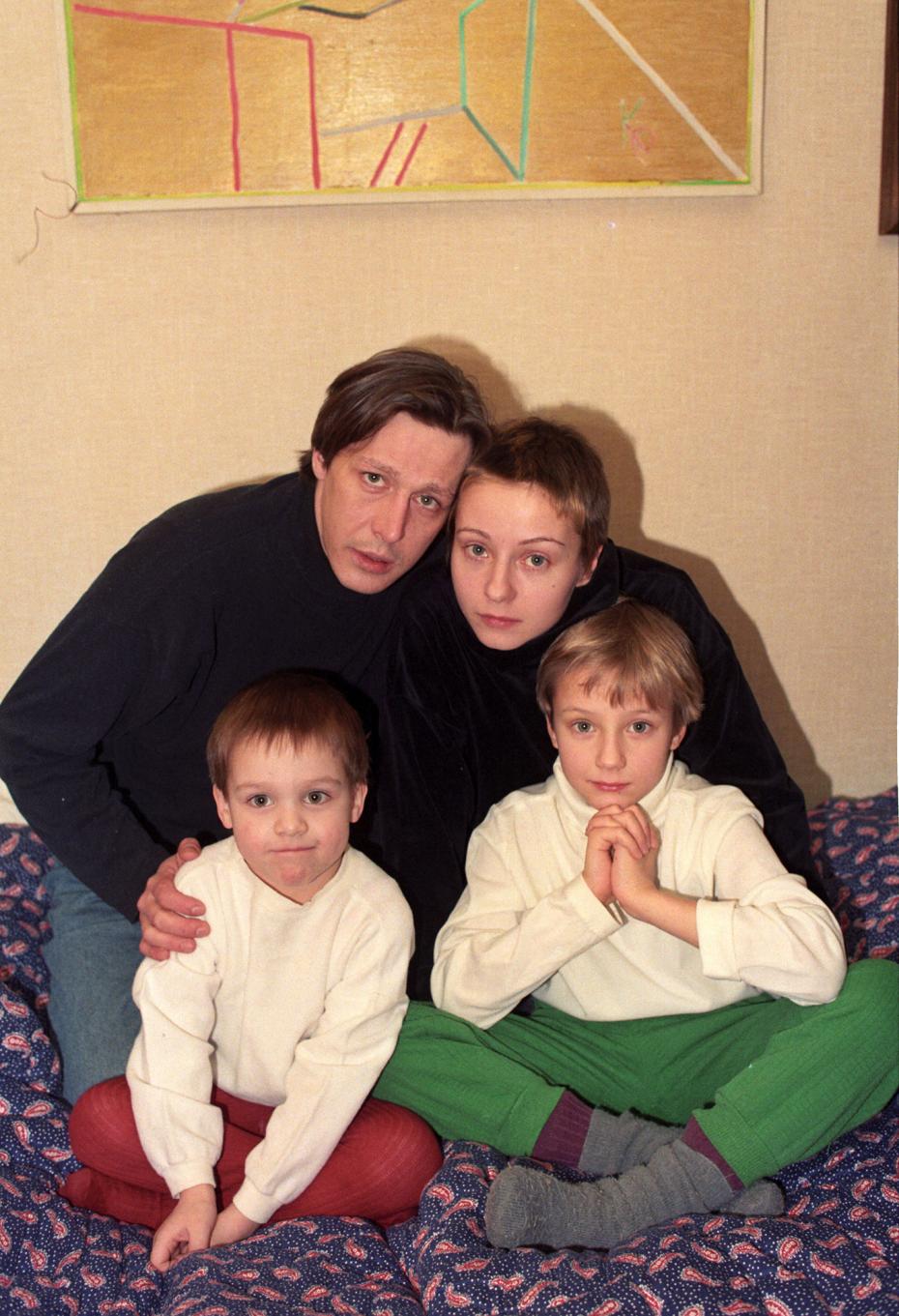 Михаил Ефремов и Евгения Добровольская с детьми