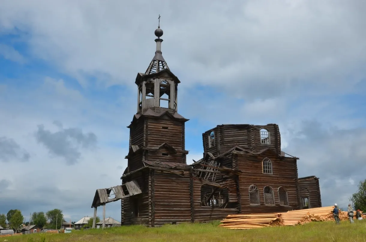 Звонница на деревянной церкви