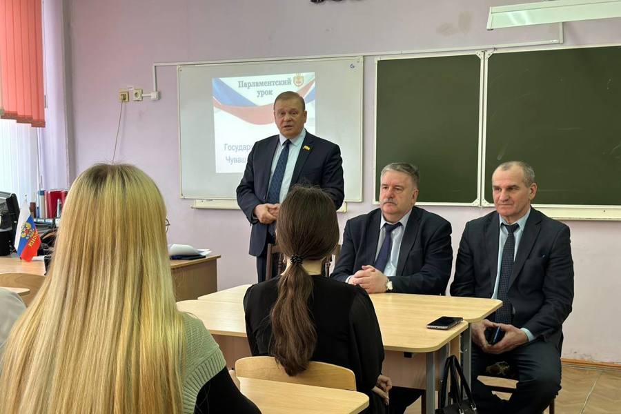 Депутат Виктор Горбунов провел парламентский урок в Порецкой школе