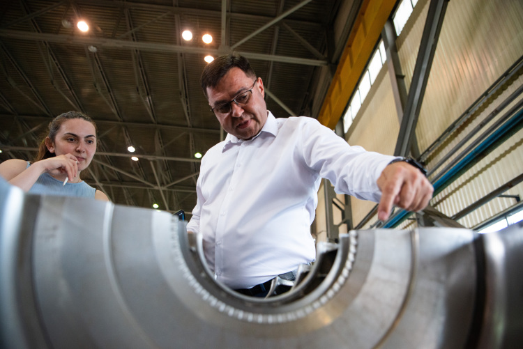 Управляющий директор АО «Казанькомпрессормаш» Ильнур Сагдиев (50-е место) уже второй квартал подряд не только возвращает ранее утраченные позиции, но и наращивает их