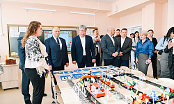 В пригородном селе Сотниково открылась новая школа, построенная по нацпроекту 
