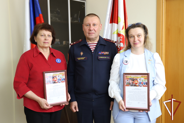 Начальник Управления Росгвардии по ХМАО — Югре провел рабочую встречу с представителями волонтерского движения «Шьем для наших»