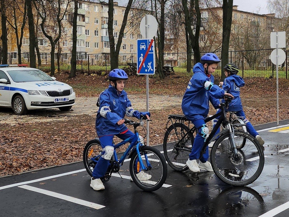 Дети в парке «Бронницкий луг» за игрой узнают о правилах поведения на дорогах