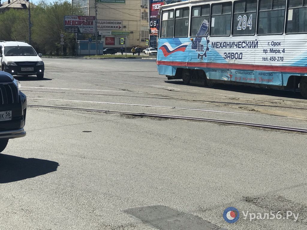 Переезды через трамвайные пути даже в центре Орска развалились до глубоких дыр, а плитка исчезает безвозвратно
