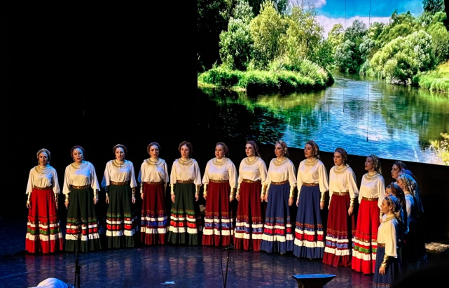 Сотрудники Управления Минюста России по Вологодской области посетили спектакль «Ермак. Легенда Сибири» в исполнении Государственного академического Омского русского народного хора (16.10.2025) Фото 4