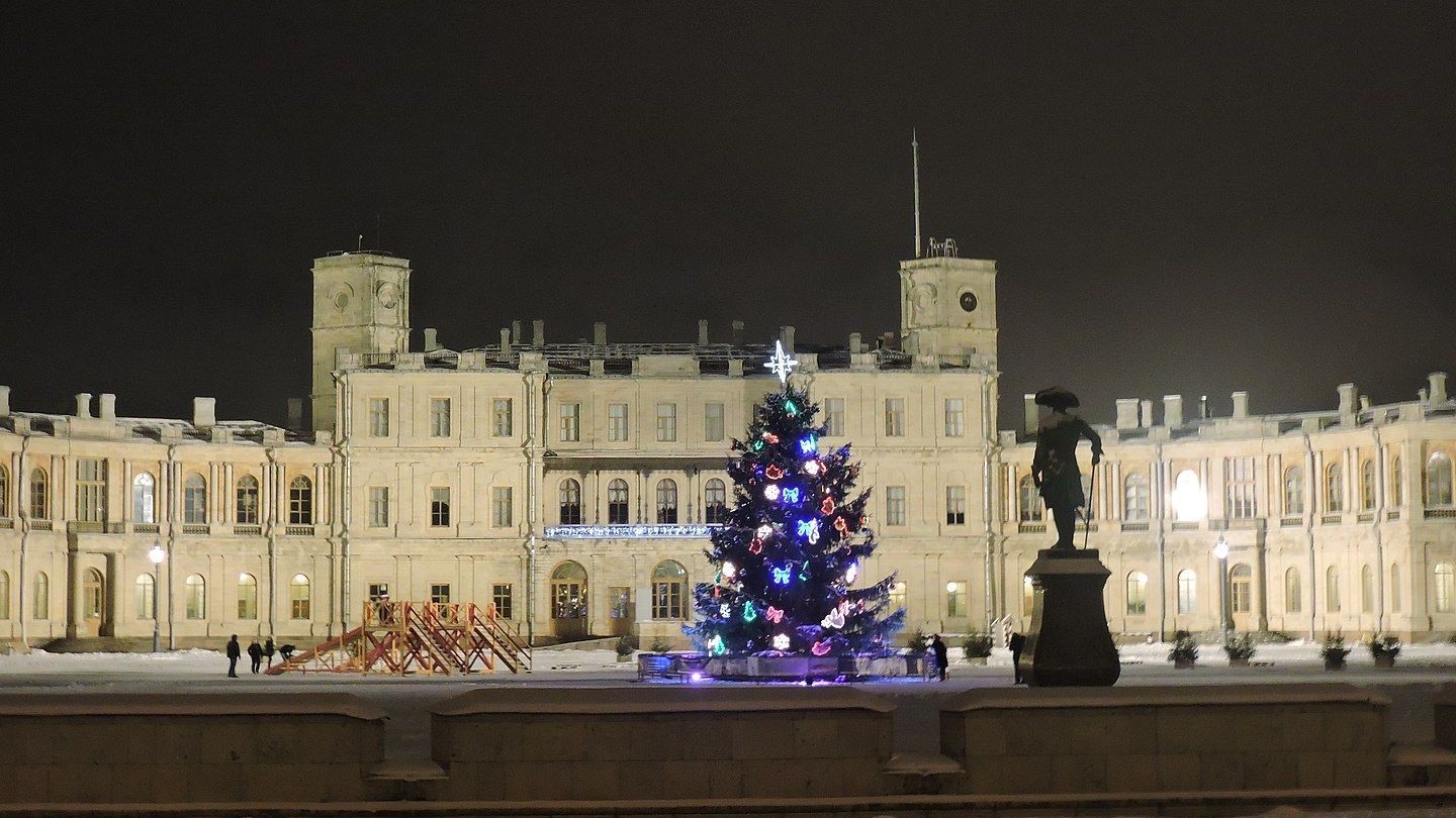 новогодняя ярмарка на манежной площади. елка на дворцовой. куда сходить 6 января в спб. ярмарка москва. елка питер дворцовая площадь 2021.