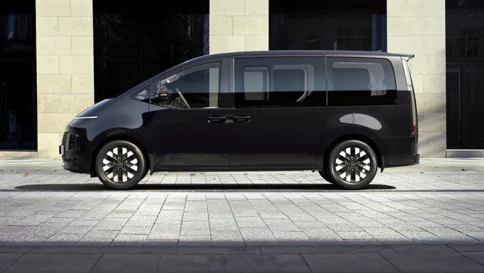 Новый Hyundai Staria 2025: хорошо знакомый минивэн стал гибридом. Богаче и экономичнее