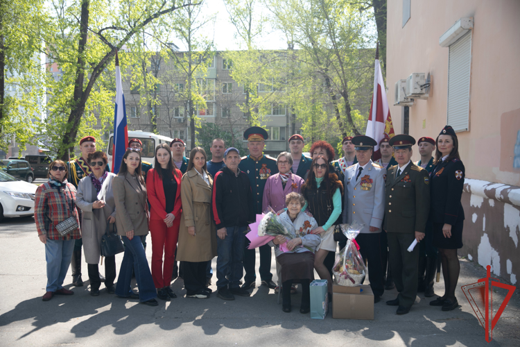 В Хабаровске росгвардейцы провели акцию «Парад у дома ветерана»