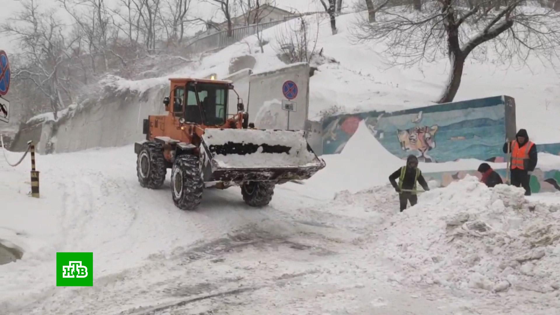 Снег в приморье сегодня. Снег в Приморье. Снегопад во Владивостоке. Сахалин снегопад 2022. Снежные базы.