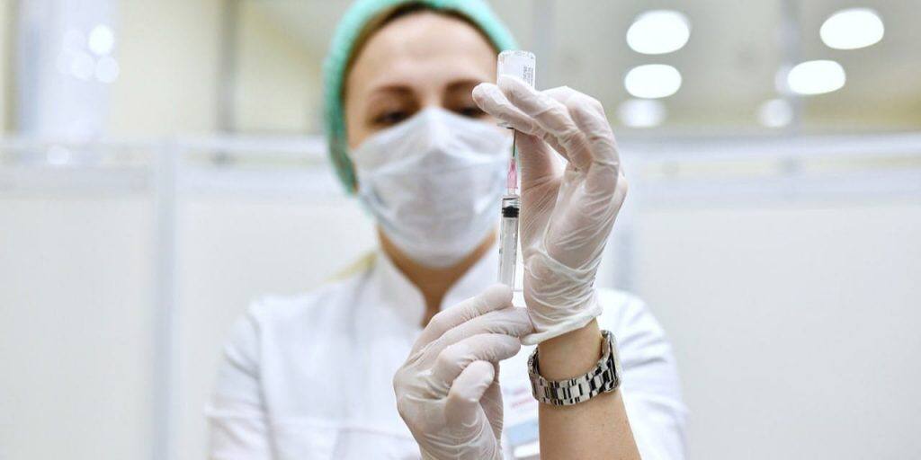 Прививку от гриппа можно сделать на мобильном пункте у станции метро ...