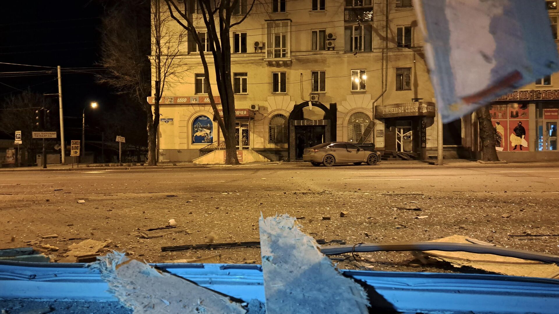 разрушенный город. 2022. обстрел стаханова 2022. обстрел города сегодня. взрыв здания.