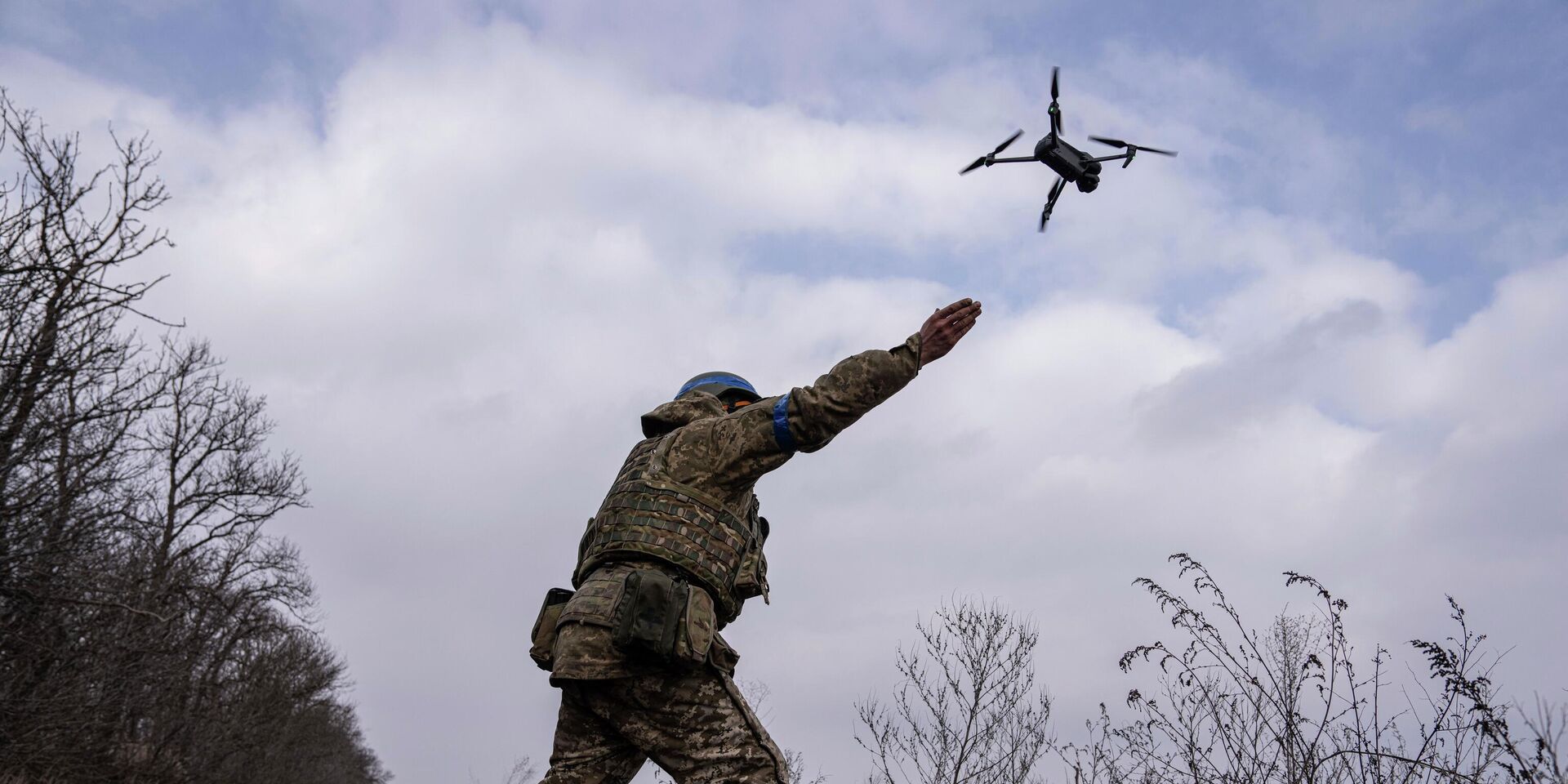 Украинский военный запускает беспилотник. Архивное фото - ИноСМИ, 1920, 12.11.2025