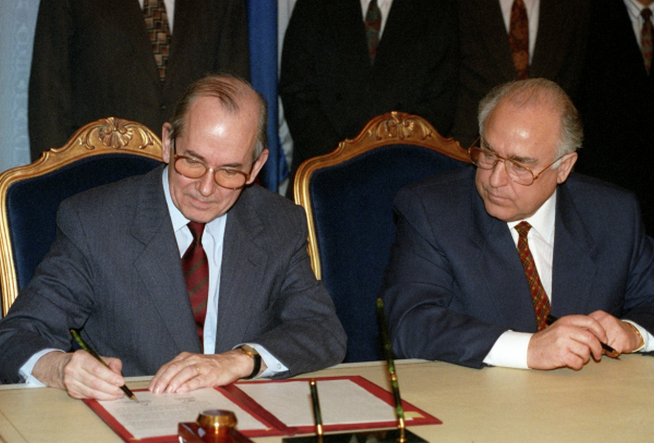 10 марта 1995 г. в Кремле было подписано соглашения с МВФ о предоставлении России кредита. Так на Россию была наброшена финансовая удавка