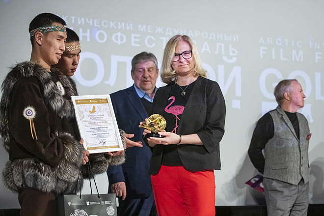 Актриса Олеся Иванцова, которая представляла творческую группу фильма «Филателия», удостоенного по результатам зрительского голосования Гран-при фестиваля – статуэтки «Большого золотого ворона», также приняла и награду, предназначенную исполнительнице главной роли в картине Алине Ходжевановой, получившей за свою работу специальный приз жюри кинофорума.