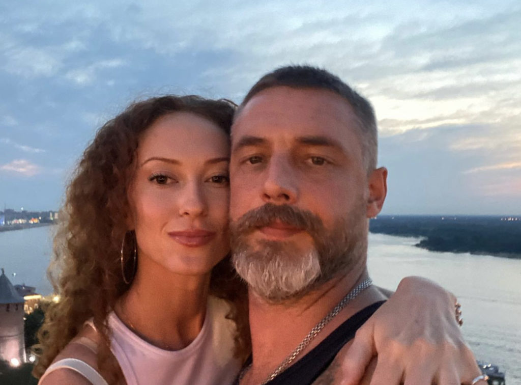 Актер Антон Батырев расстался с молодой женой