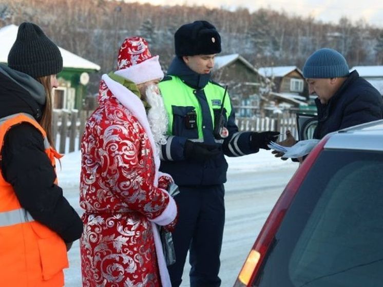 В преддверии праздников железнодорожники и Дед Мороз напомнили водителям правила пересечения переездов в Иркутском районе