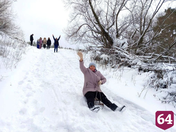 В Саратовской области пенсионеры устроили заезд на санках