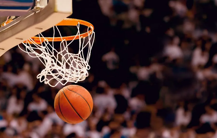 Кадровое пике под кольцом. Баскетболисты «Зенита» снова проиграли на домашнем паркете | ФОТО Brocreative on Shutterstock