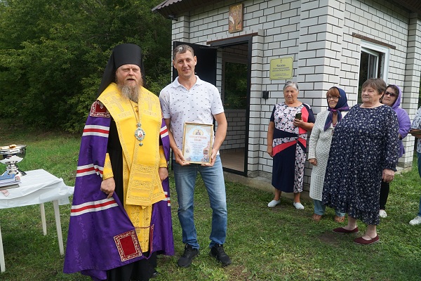 Часовню во имя святых первоверховных апостолов Петра и Павла на собственные средства возвели в родном селе Новофирсово сотрудник отдела по конвоированию территориального органа Андрей Трошин и его двоюродный брат Павел Фирсов, который живет и работает в г. Москве. Чин освящения и молебен совершил епископ Рубцовский и Алейский Роман.