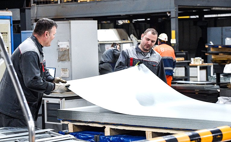 Сенаторы ознакомились с предприятием по производству лифтового оборудования акционерного общества «Щербинский лифтостроительный завод»