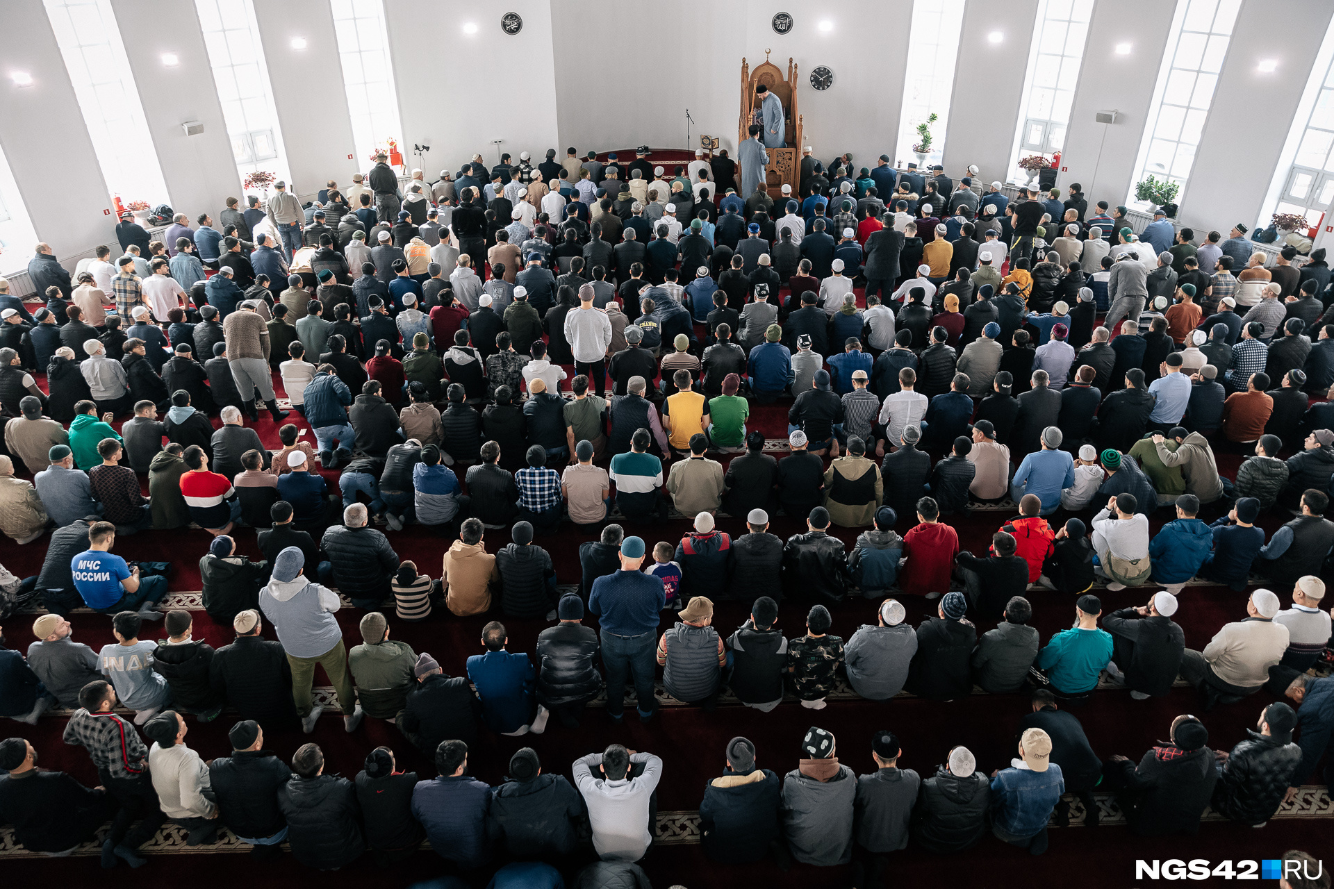 Праздник ураза сегодня. Мусульмане в России. Мечеть. Мусульманин молится. Мусульманская мечеть.
