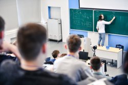 На занятиях дети готовились к ОГЭ и ЕГЭ, писали пробные экзамены