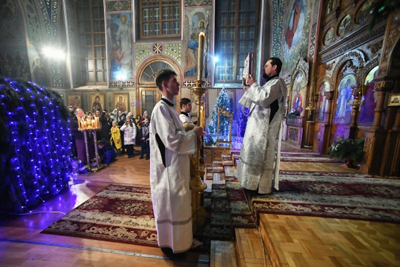 Можно ли в церковь в шлепках. Рождество в храме. Православное Рождество. Рождественское богослужение в храме. Православный священник.