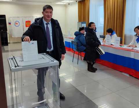Старт дан: министр имущественных и земельных отношений РС(Я) Павел Багынанов проголосовал в Среднеколымске