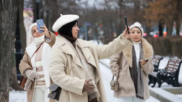 Интуристы на на московском Тверском бульваре (Фото Олега Елкова / ТАСС)