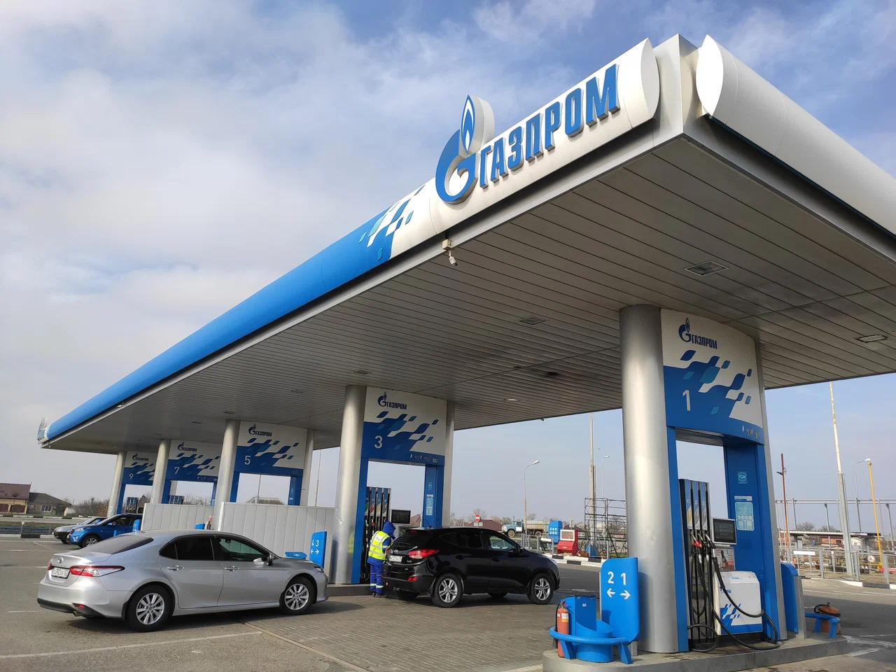 азс газпромнефть красноярск. автозаправочная станция газпром. северный заправка. азс на севере. северная империя северодвинск.