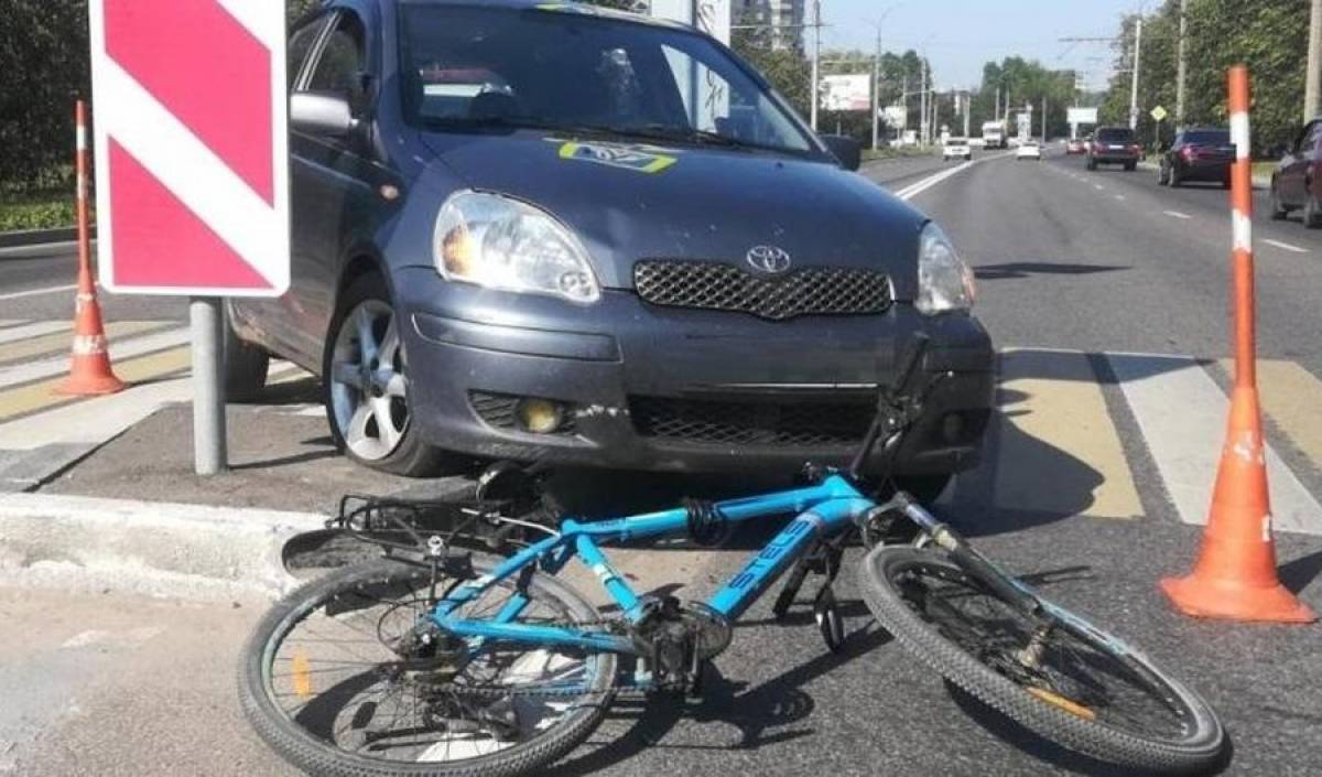 Сбил велосипедиста на пешеходном переходе. Велосипед на дороге.