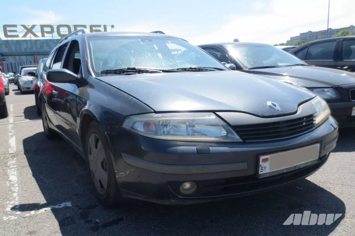 Renault_Laguna_спереди_справа