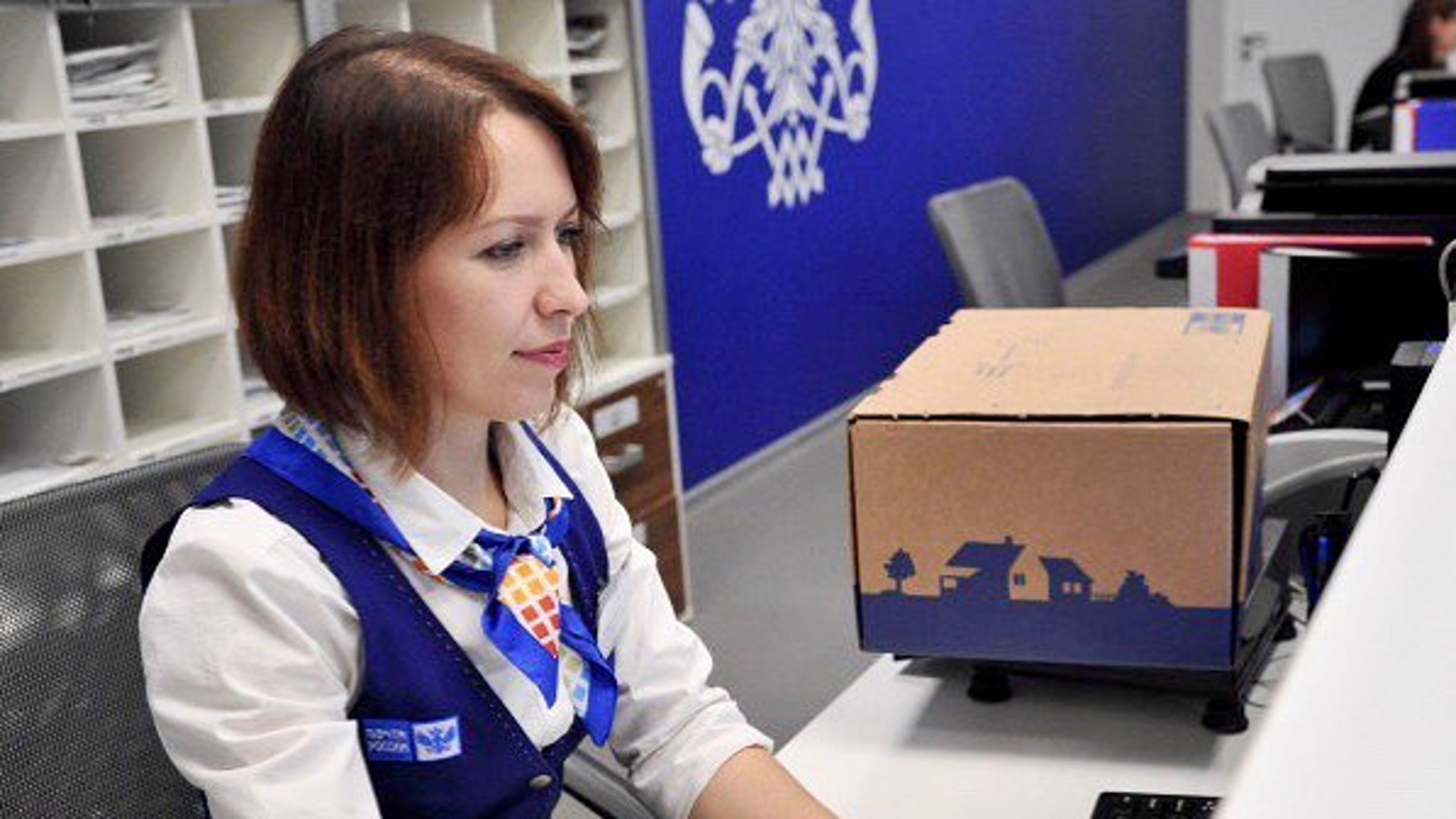 Mail russians. Девушка работает на почте. Почта России девушки на фоне. Задержка почтовых отправлений.
