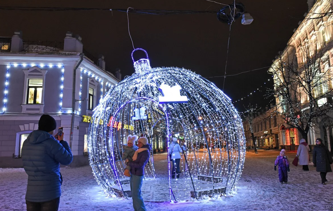 Предновогодний Ярославль 2022. Новогоднее украшение города. Город украшенный к новому году. Украшение площади к новому году.