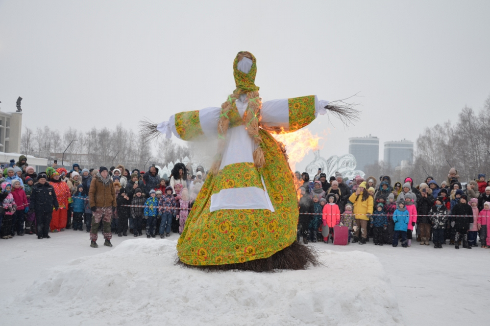 Масленица встреча. Масленица на центральной площади ижевск. Праздничные гуляния на масленицу. Масленица в ижевске 2022. Фестиваль на центральной площади в ижевске.