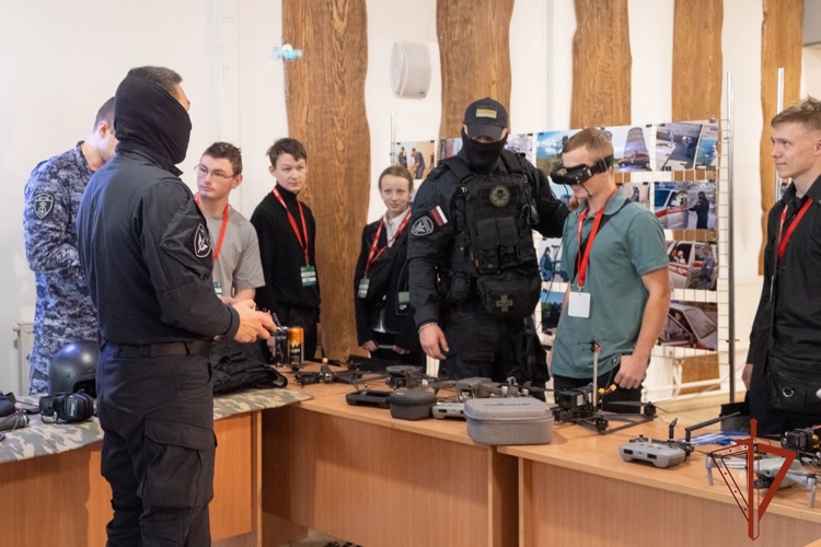 В Хакасии росгвардейцы презентовали свои профессии на профориентационном мероприятии 