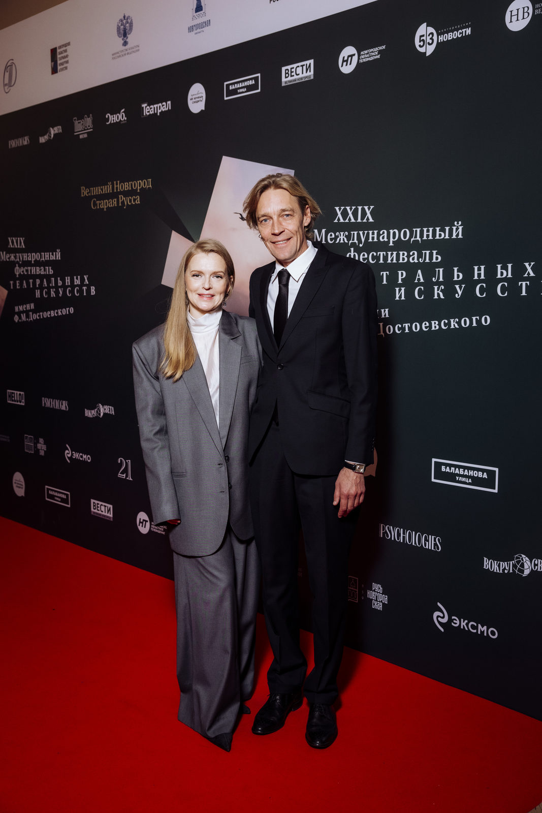 На подмостках: Юлия Хлынина, Олеся Судзиловская и Михаил Пореченков