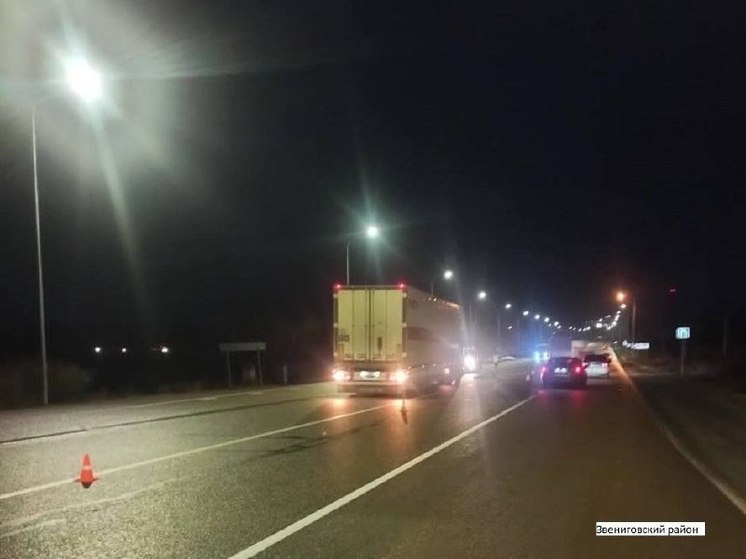 В Звениговском районе мужчина попал под колеса грузовика