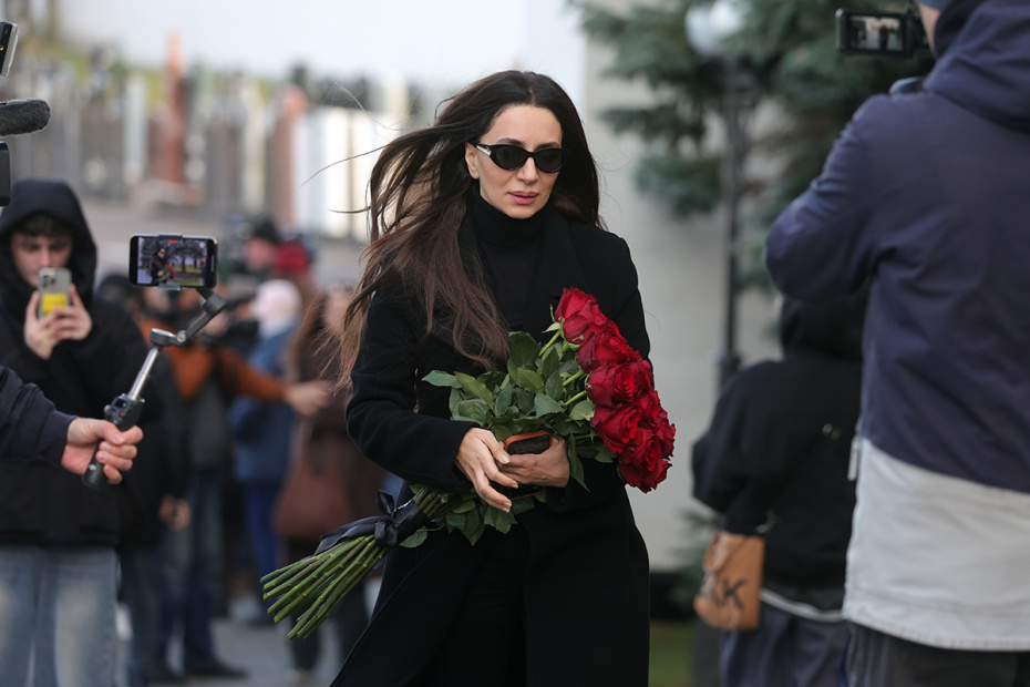 Певица Зара на церемонии рощания с телеведущим Юрием Николаевым на Троекуровском кладбище в Москве