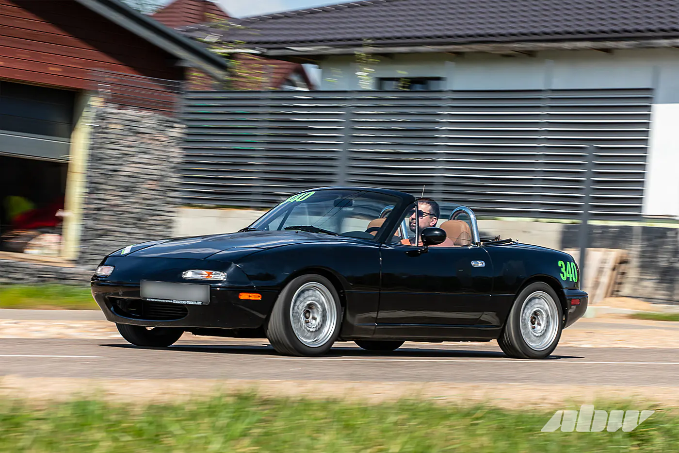 Была бита, дважды горела, но побеждает в гонках: история редкой Mazda Miata из США