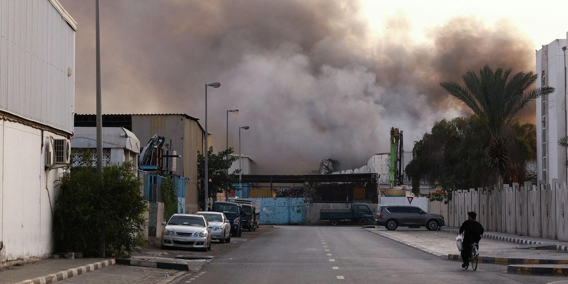 Над Шарджей поднимается дым после сообщений об атаках Ирана. Объединенные Арабские Эмираты, 1 марта 2026 года - ИноСМИ, 1920, 04.03.2026