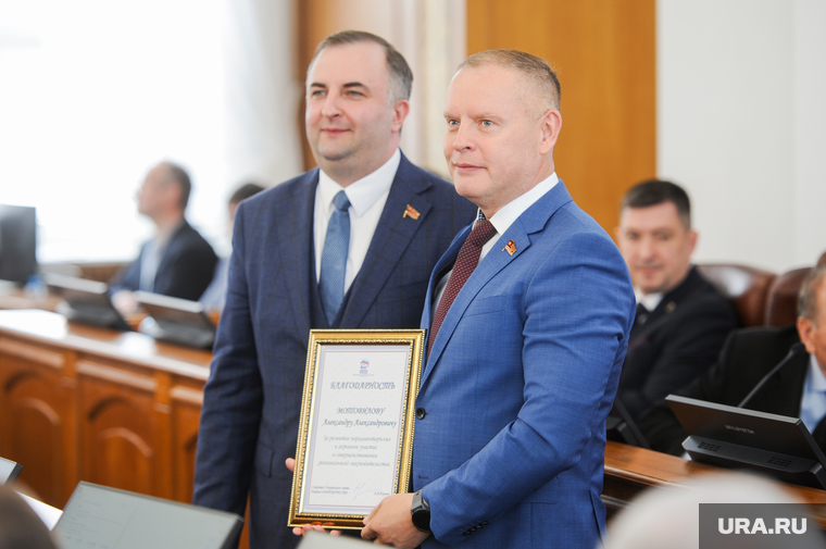 Первому заму комитета заксобрания по строительству и ЖКХ Александру Мотовилову вручили благодарность за подписью секретаря генсовета ЕР Андрея Турчака