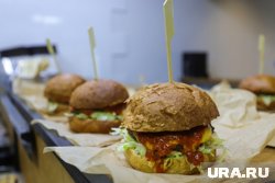 В думе ХМАО разразилась дискуссия о вреде фастфуда и сладких компотов в школьных столовых