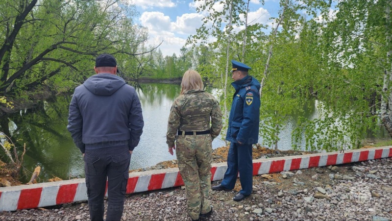 Сотрудники МЧС России проверяют защиту объектов от природных пожаров