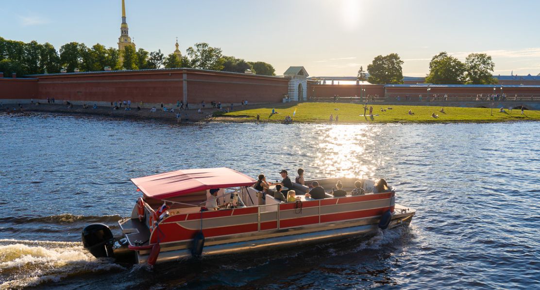 Прогулки на теплоходе у Петропавловской крепости