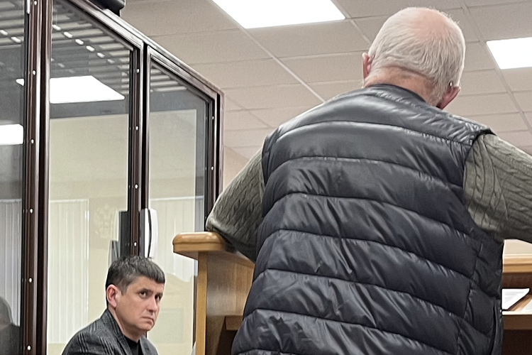 «Тысячи, миллионы Юсупзяновых вокруг нас. И надо бороться с этим явлением всем обществом. Для того чтобы, как я себе задачу ставил, вечный завод построить, чтобы ни один Юсупзянов не мог его разрушить. Медико-инструментальный завод — это же капля в море. Везде такая картина — везде эти Юсупзяновы верх берут…» — рассуждал владелец КМИЗа в суде