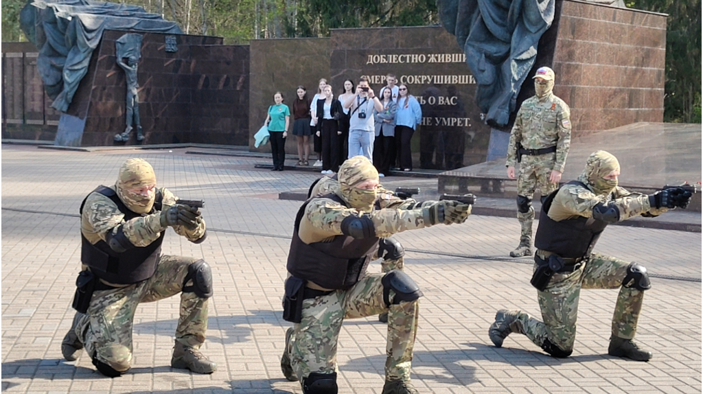 В святом для брянцев месте в преддверии 9 Мая приняли присягу судебные приставы