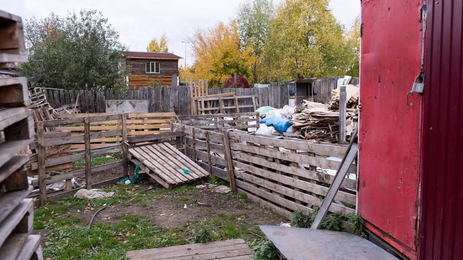 Рядом с другими вот такие безрадостные картины.