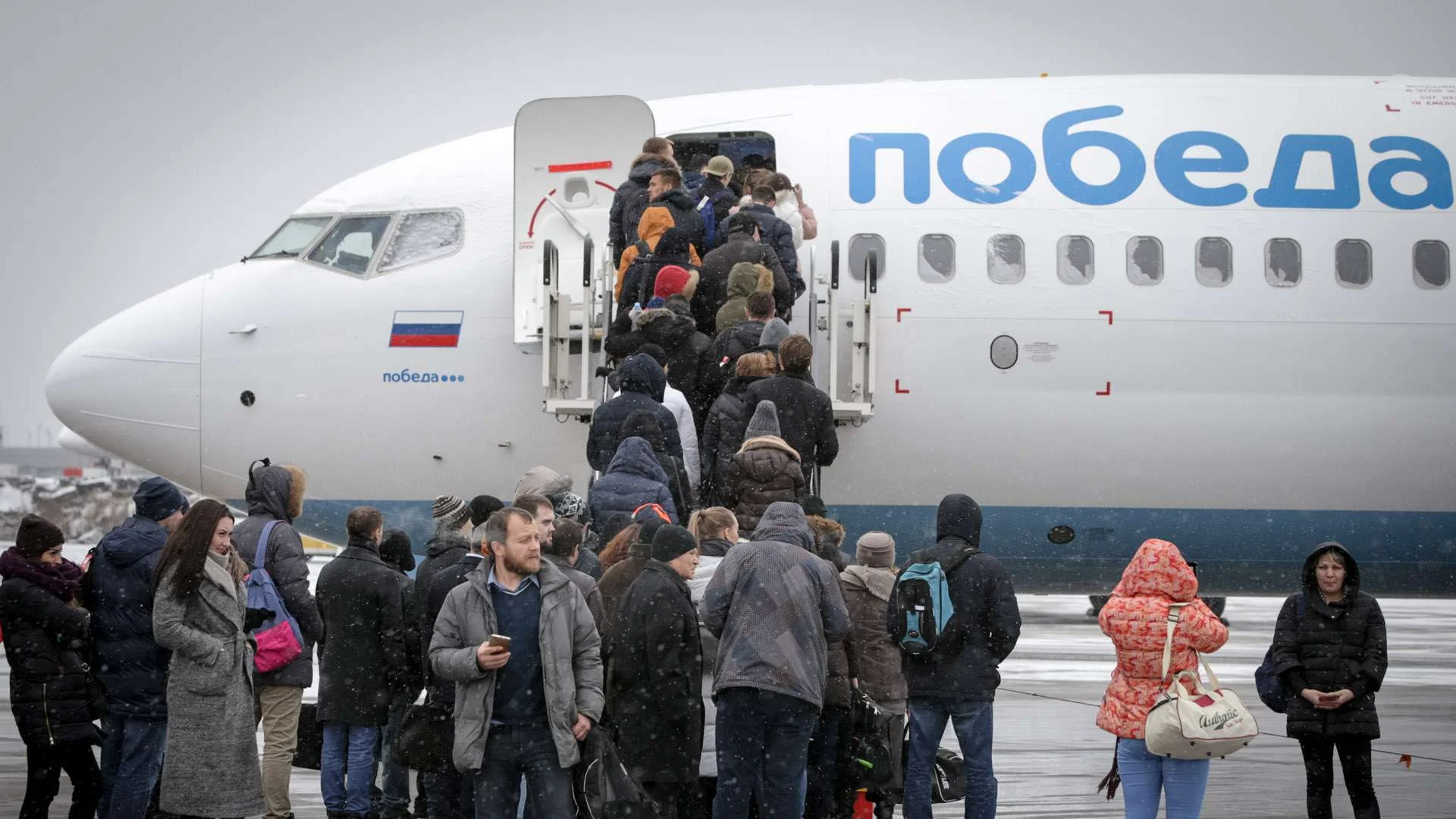 Самолет москва победа. Авиакомпания победа в Махачкале. Лоукостер 